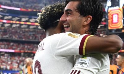 Lamine Yamal abrazando a Ferrán Torres tras triunfo ante Portugal. Foto Selección de España