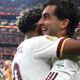 Lamine Yamal abrazando a Ferrán Torres tras triunfo ante Portugal. Foto Selección de España