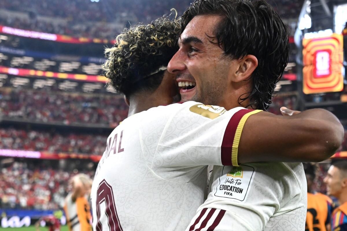Lamine Yamal abrazando a Ferrán Torres tras triunfo ante Portugal. Foto Selección de España