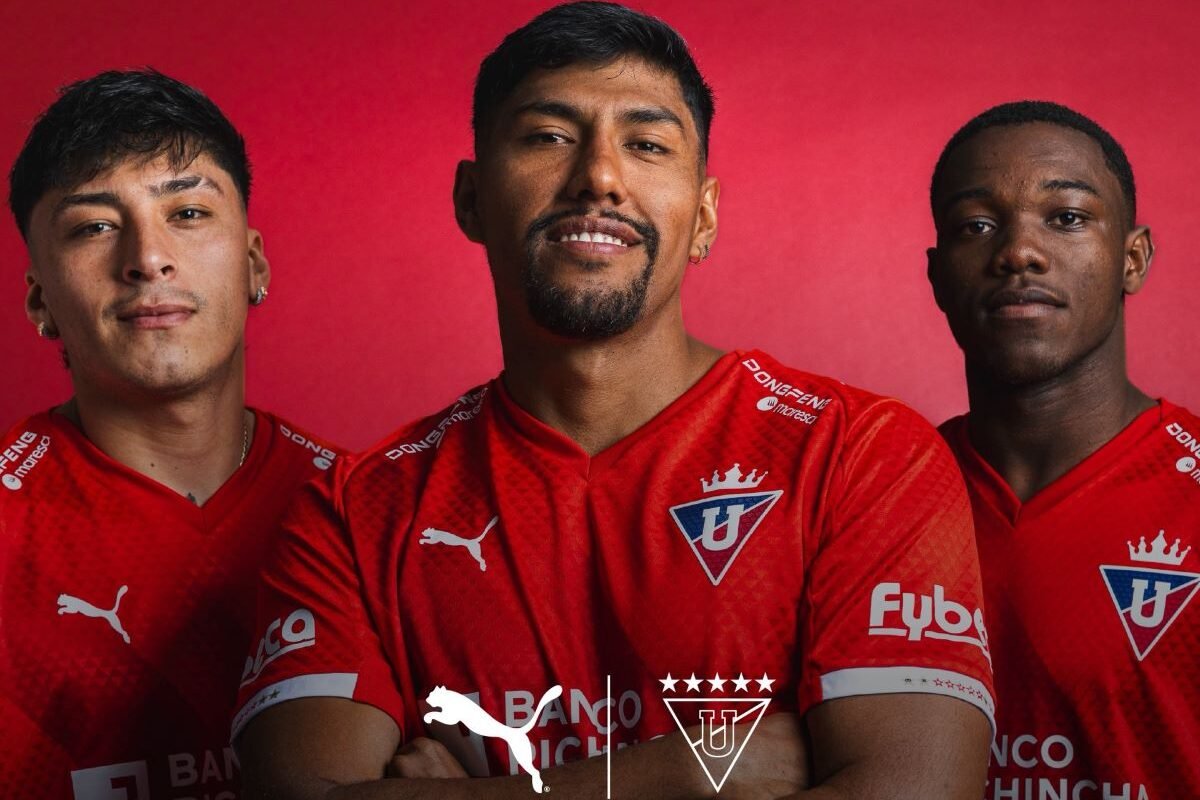 Liga presenta camiseta en conmemoración a los 18 años de su primera Copa Libertadores. Foto: Liga de Quito