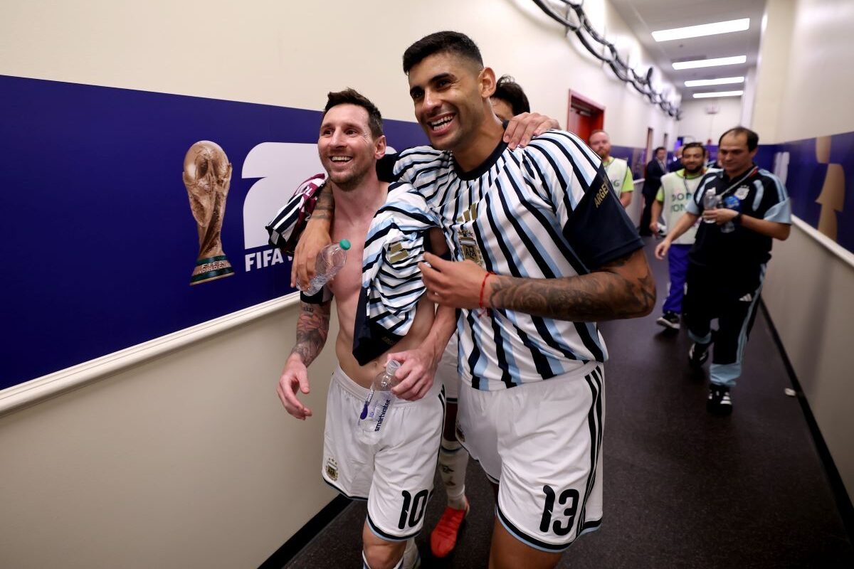 Lionel Messi y Cuti Romero previo a su partido con Inglaterra. Foto Selección de Argentina