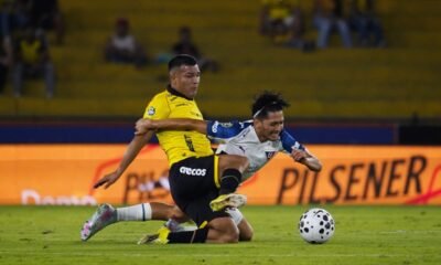 Matías Lugo, de Barcelona SC, ante Iván Zambrano, de Liga de Quito. Foto: API
