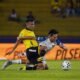 Matías Lugo, de Barcelona SC, ante Iván Zambrano, de Liga de Quito. Foto: API