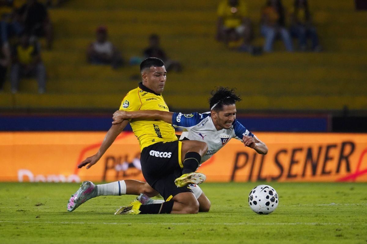 Matías Lugo, de Barcelona SC, ante Iván Zambrano, de Liga de Quito. Foto: API