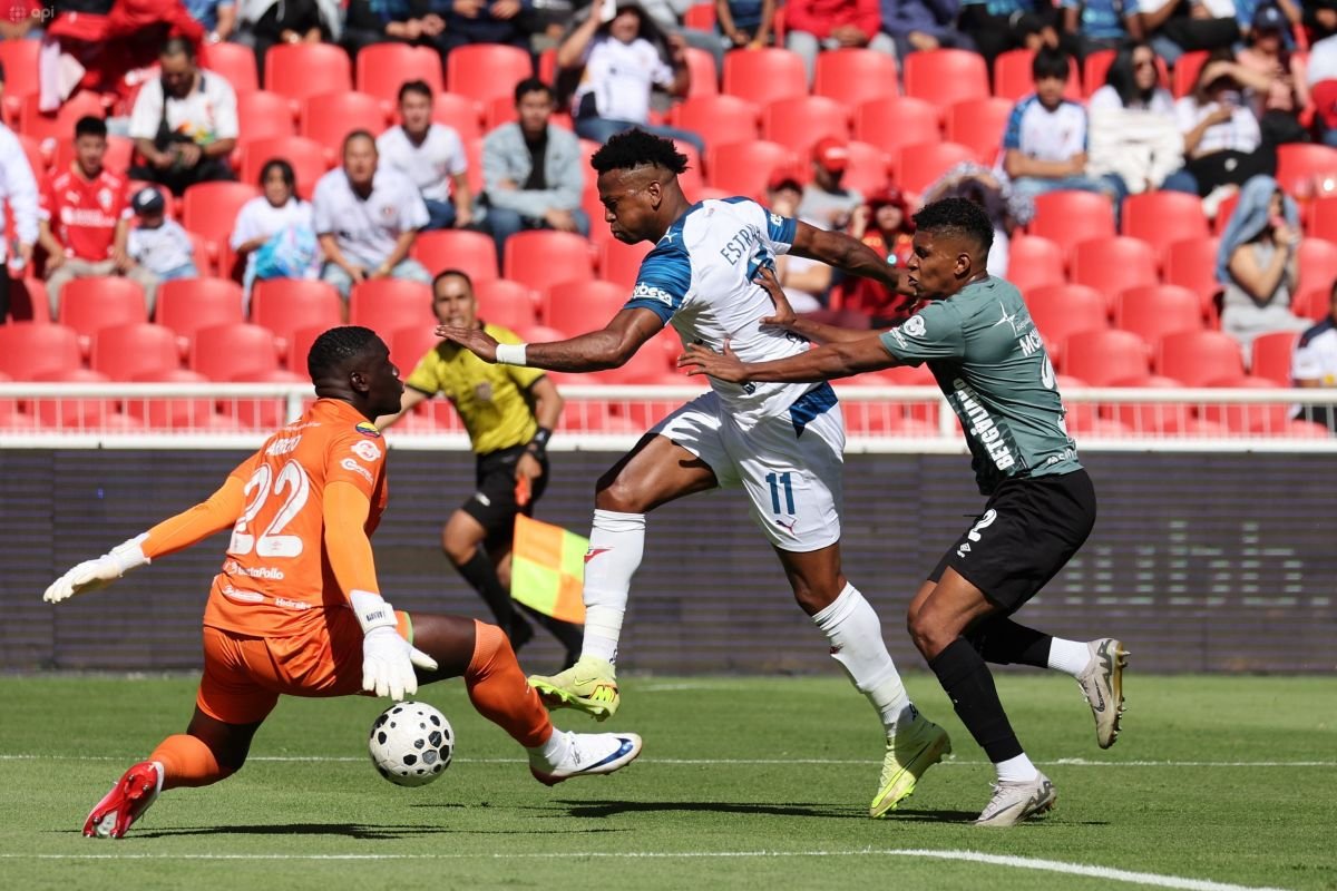 Michael estrada remata para anotar su segundo gol ante Leones FC, en la Copa Ecuador. Foto: API