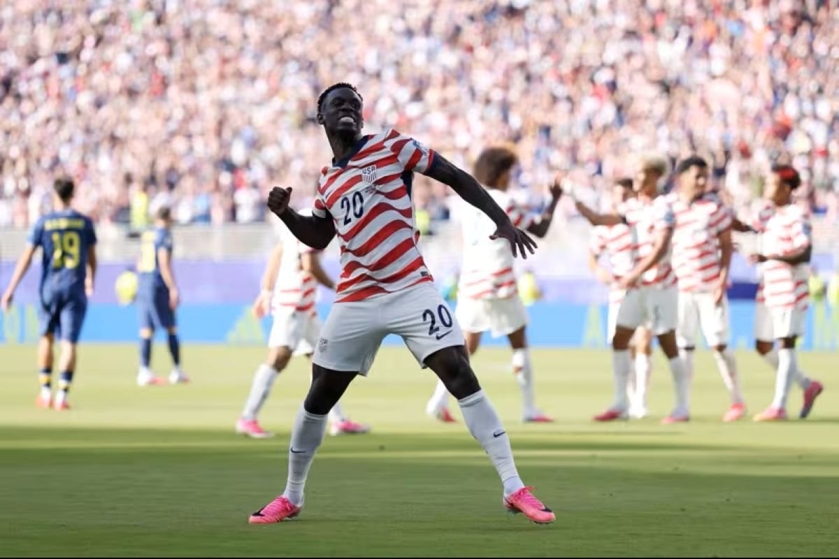 Folarin Balogun celebrando su gol anotado frente a Bosnia. Foto: FIFA