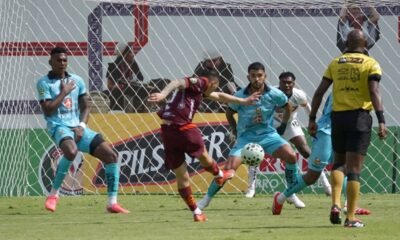 Jugadores de Mushuc Runa y Libertad, en Echaleche, en la fecha 22. Foto: API