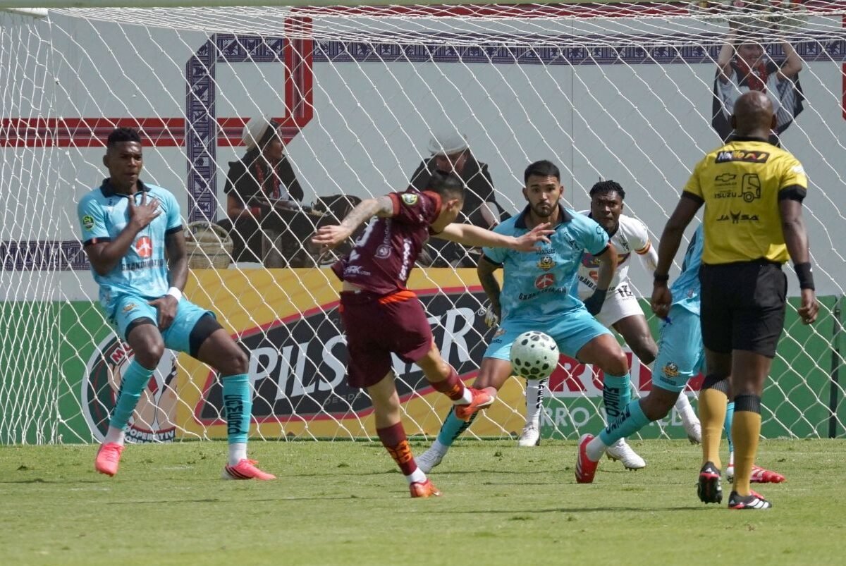 Jugadores de Mushuc Runa y Libertad, en Echaleche, en la fecha 22. Foto: API
