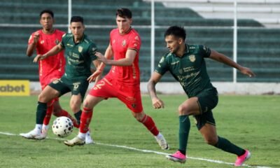 Jugadores de Orense y Aucas en el estadio Nueve de Mayo. Foto: API