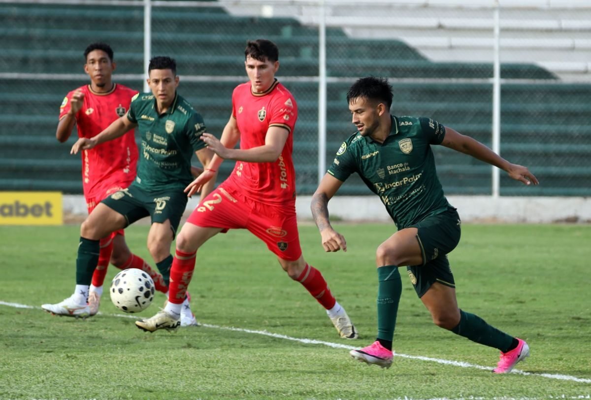 Jugadores de Orense y Aucas en el estadio Nueve de Mayo. Foto: API