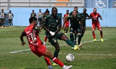 Beder Caicedo, de Orense, marca a un jugador de Manta, en el Jocay. Foto: API