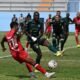 Beder Caicedo, de Orense, marca a un jugador de Manta, en el Jocay. Foto: API
