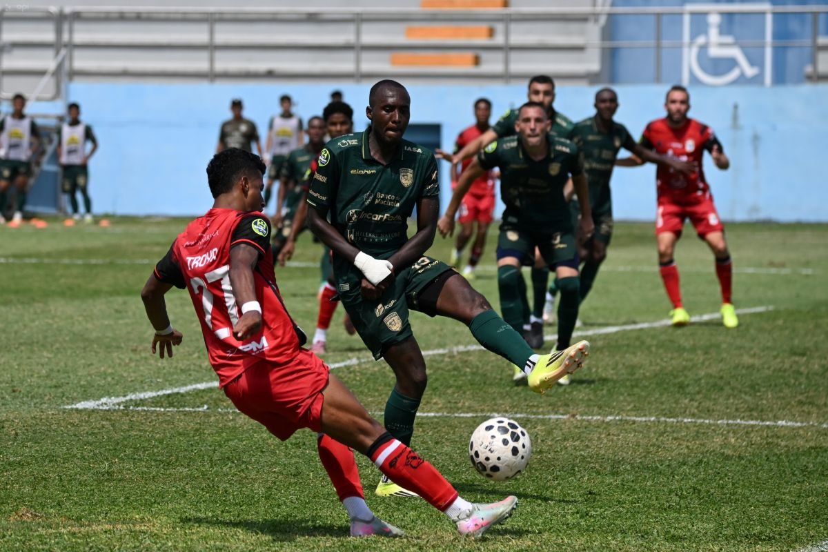 Beder Caicedo, de Orense, marca a un jugador de Manta, en el Jocay. Foto: API