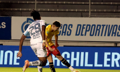 Andrés Mena disputando el balón mientras Joshué Quiñonez lo cubre. Foto: API
