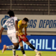 Andrés Mena disputando el balón mientras Joshué Quiñonez lo cubre. Foto: API