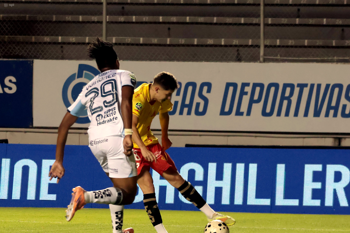 Andrés Mena disputando el balón mientras Joshué Quiñonez lo cubre. Foto: API