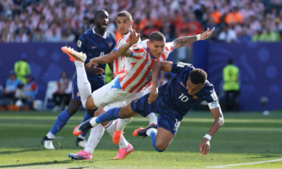 Juan Cáceres defendiendo a Orlando Gill de Mbappé. Foto: FIFA