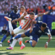 Juan Cáceres defendiendo a Orlando Gill de Mbappé. Foto: FIFA