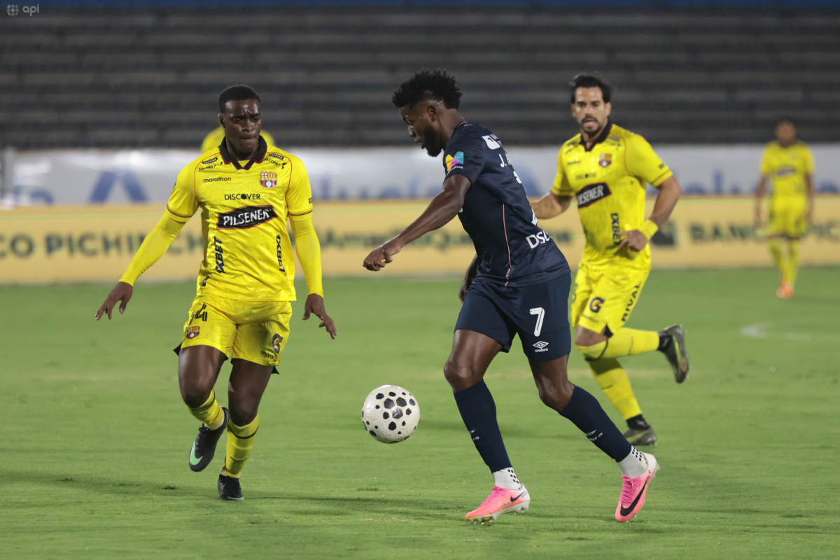 José Fajardo generando peligro a la defensa de Barcelona SC. Foto: API