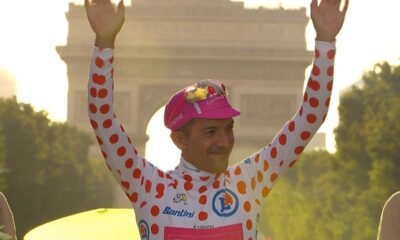 Richard Carapaz en la premiación del Rey de la Montaña. Foto Captura de pantalla