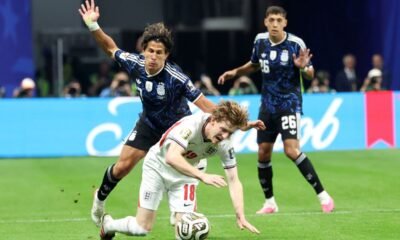 Giuliano Simeone y Anthony Gordon. en el partido de Argentina con Inglaterra en Atlanta. Foto: Conmebol