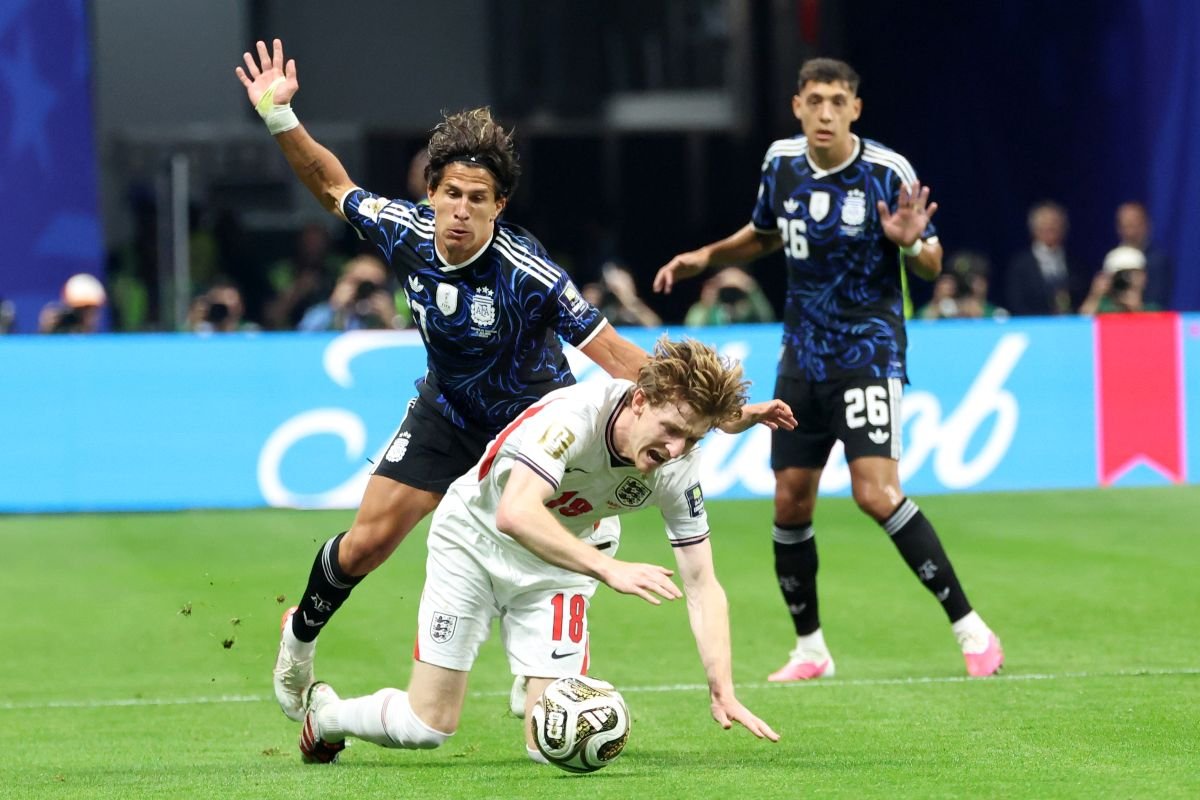 Giuliano Simeone y Anthony Gordon. en el partido de Argentina con Inglaterra en Atlanta. Foto: Conmebol