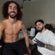 Marc Cucurella tatuándose con Ganga, reconocido tatuador. Foto: Marc Cucurella via IG