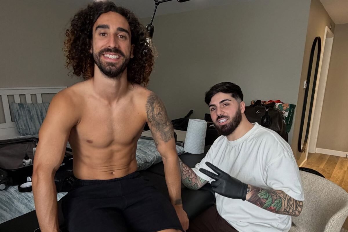 Marc Cucurella tatuándose con Ganga, reconocido tatuador. Foto: Marc Cucurella via IG