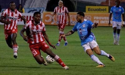 Rafael Chila (53), de Técnico Universitario, disputa el balón con Robert Burbano, de Manta. Foto: API
