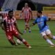 Rafael Chila (53), de Técnico Universitario, disputa el balón con Robert Burbano, de Manta. Foto: API
