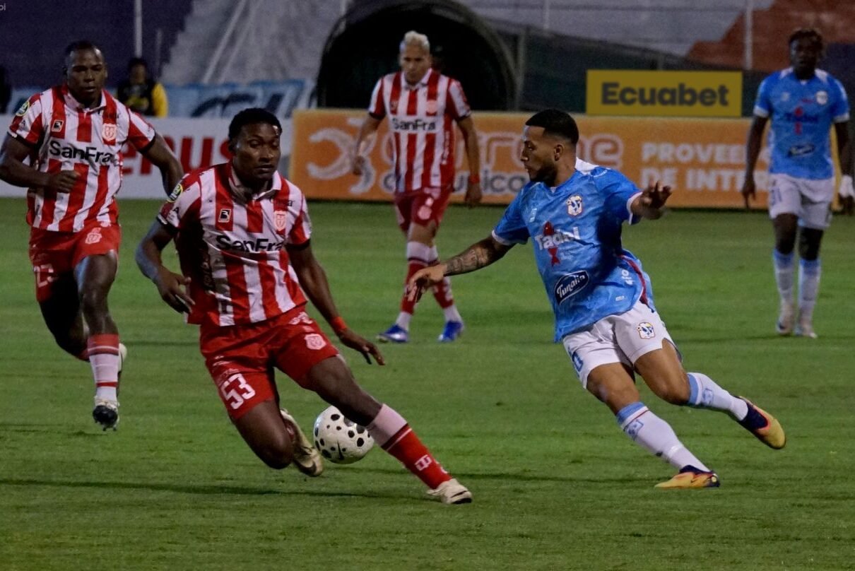 Rafael Chila (53), de Técnico Universitario, disputa el balón con Robert Burbano, de Manta. Foto: API