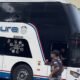 Vidrios rotos del bus que transportó a Barcelona SC. Foto: Captura de pantalla