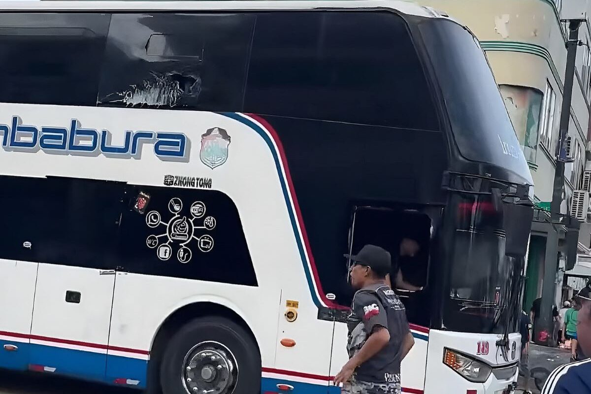 Vidrios rotos del bus que transportó a Barcelona SC. Foto: Captura de pantalla