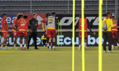 Aucas calentando en el Gonzalo Pozo Ripalda. Foto: API