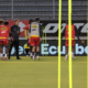 Aucas calentando en el Gonzalo Pozo Ripalda. Foto: API