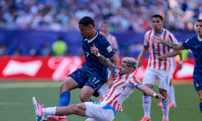 William Saliba siendo neutralizado por la defensa de Paraguay. Foto: Paraguay