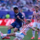 William Saliba siendo neutralizado por la defensa de Paraguay. Foto: Paraguay