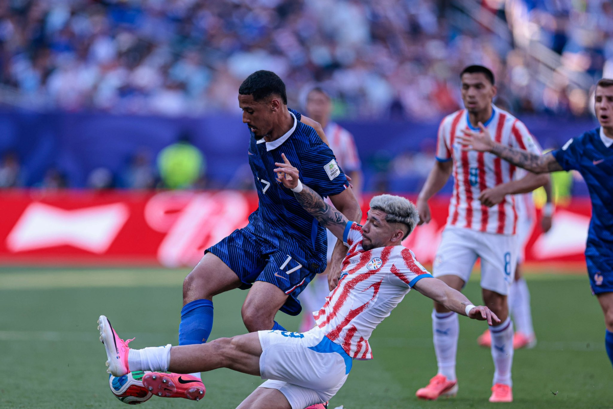 William Saliba siendo neutralizado por la defensa de Paraguay. Foto: Paraguay