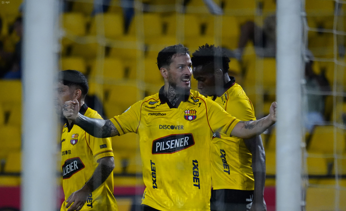 Darío Benedetto festejando el gol frente a Libertad. Foto: API