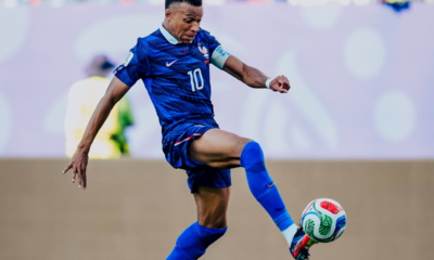 Kylian Mbappé disputando la pelota frente a Paraguay. Foto: Francia