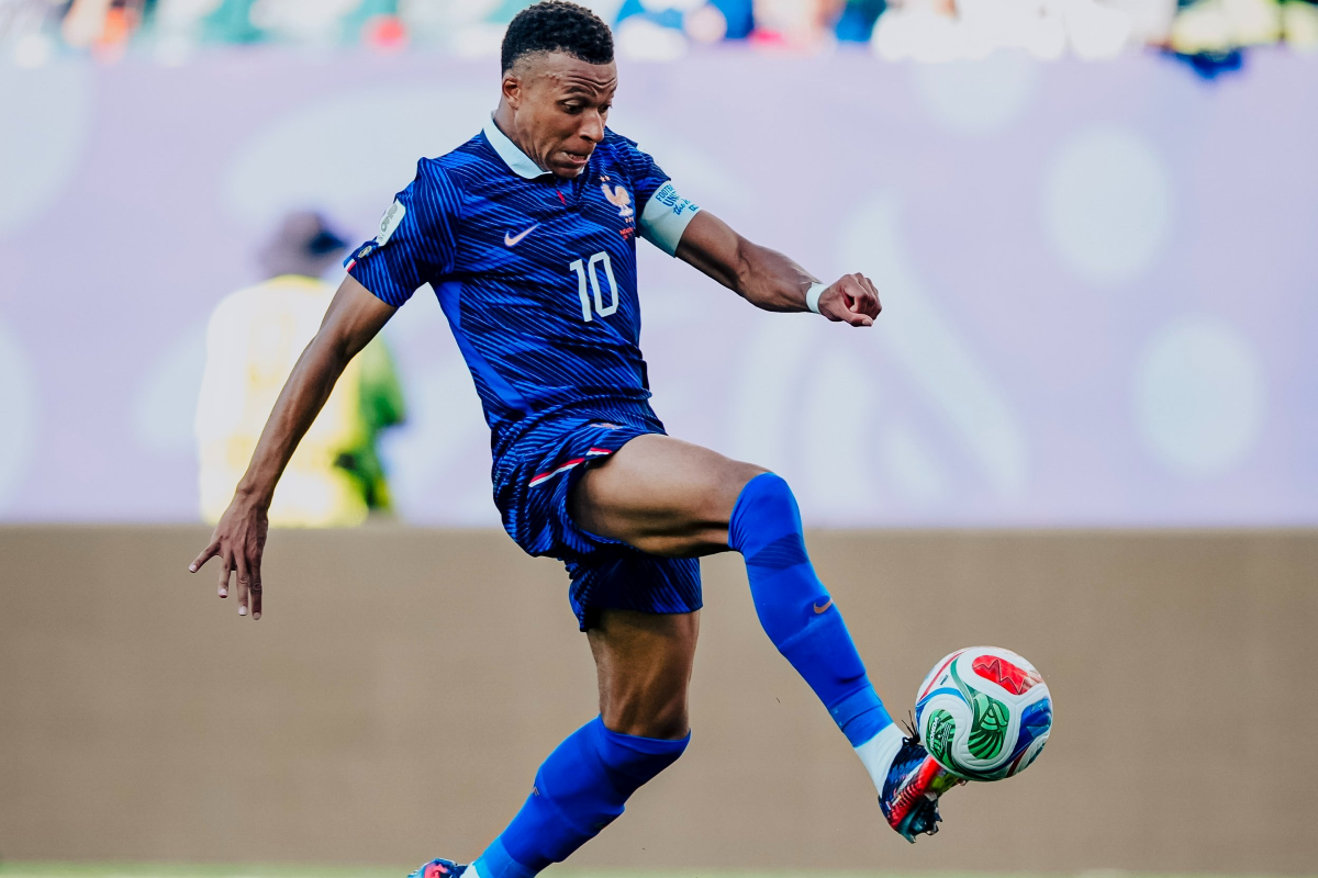 Kylian Mbappé disputando la pelota frente a Paraguay. Foto: Francia