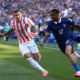 Juan Cáceres y Bradley Barcola disputando el balón. Foto: FIFA