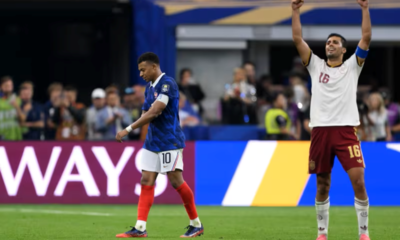 Kylian Mbappé lamentando en cancha mientras que Rodri celebra la clasificación. Foto: FIFA