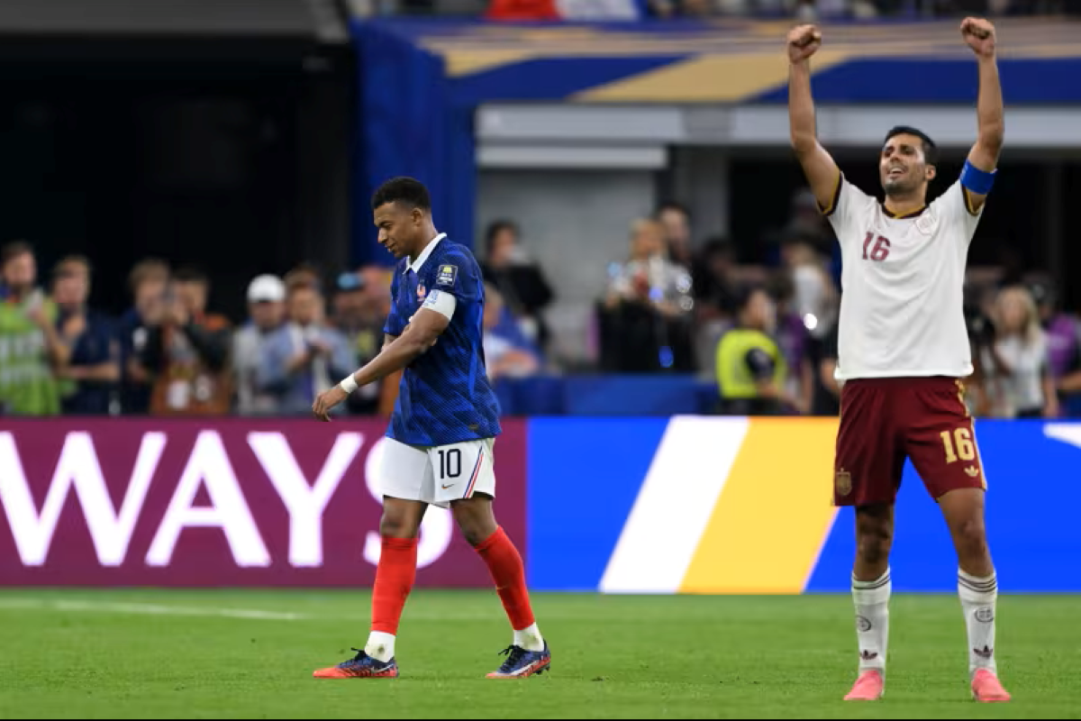Kylian Mbappé lamentando en cancha mientras que Rodri celebra la clasificación. Foto: FIFA