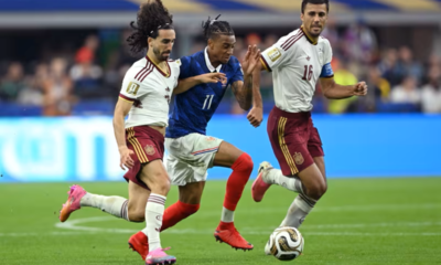 Michael Olise siendo neutralizado por la defensa de España. Foto: FIFA