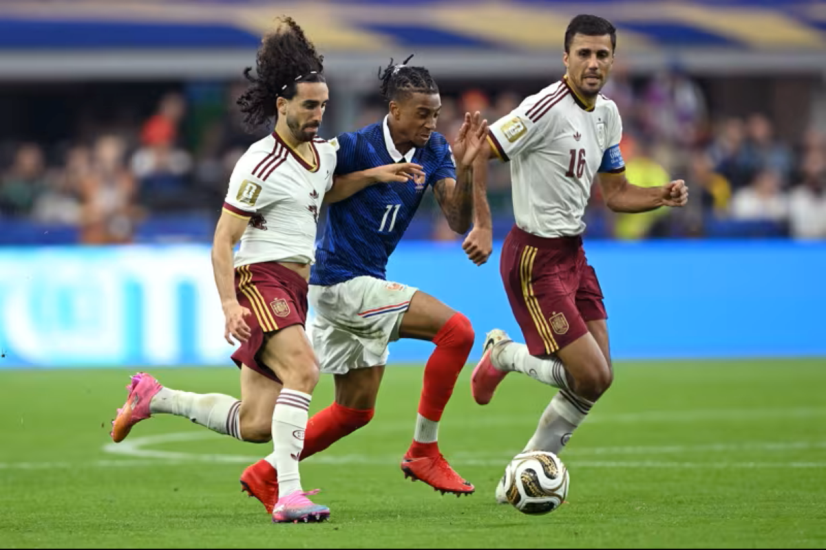 Michael Olise siendo neutralizado por la defensa de España. Foto: FIFA