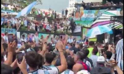 Hinchas de la Selección Argentina celebrando la eliminación de Francia. Foto: Captura de pantalla