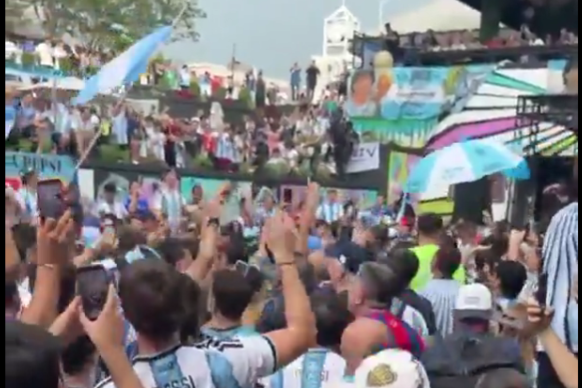 Hinchas de la Selección Argentina celebrando la eliminación de Francia. Foto: Captura de pantalla