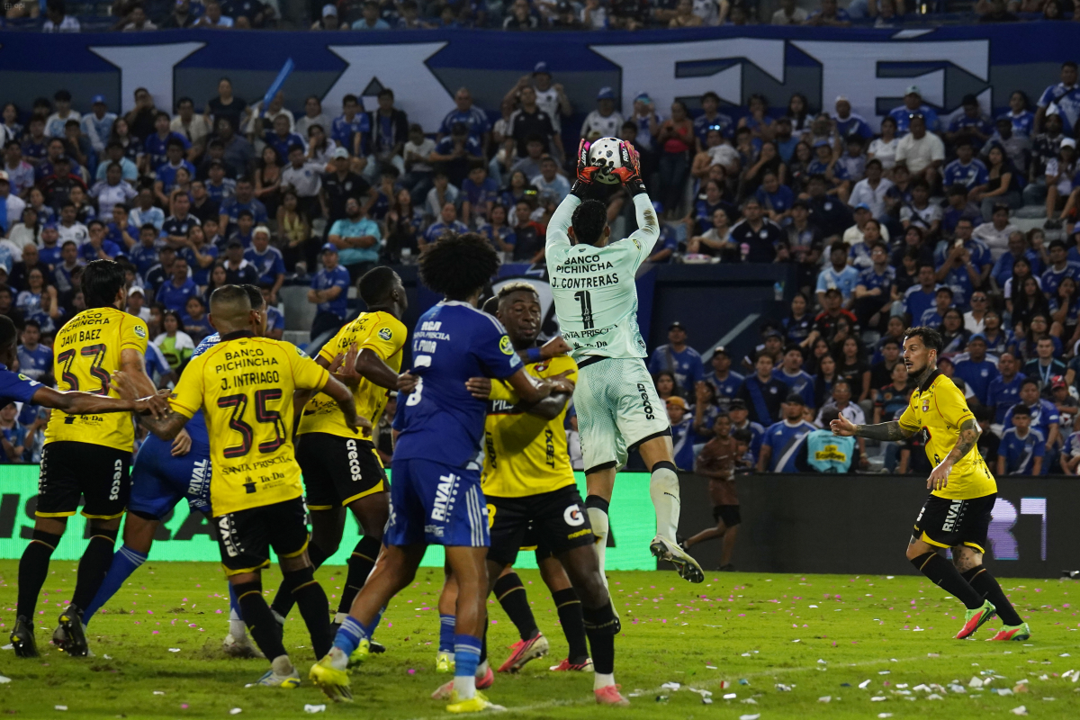 José David Contreras salvando el arco de Barcelona SC en el Clásico del Astillero. Foto: API