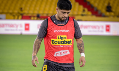 Milton Céliz calentando previo al enfrentamiento a Guayaquil City en el Monumental. Foto: Barcelona